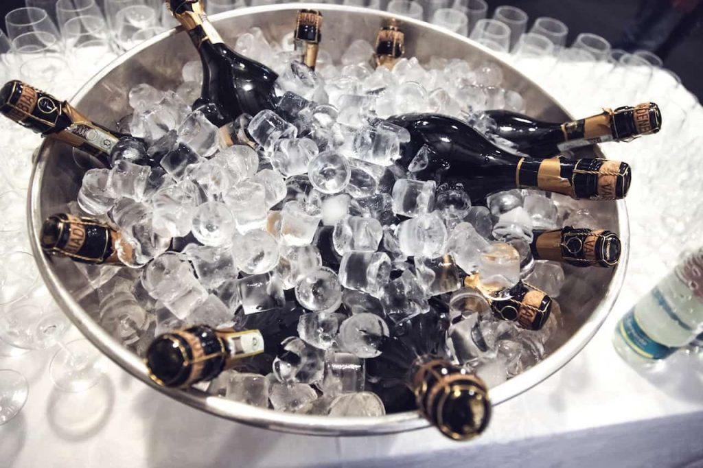 seau rempli de bouteilles de champagne dans une soirée privée à Paris
